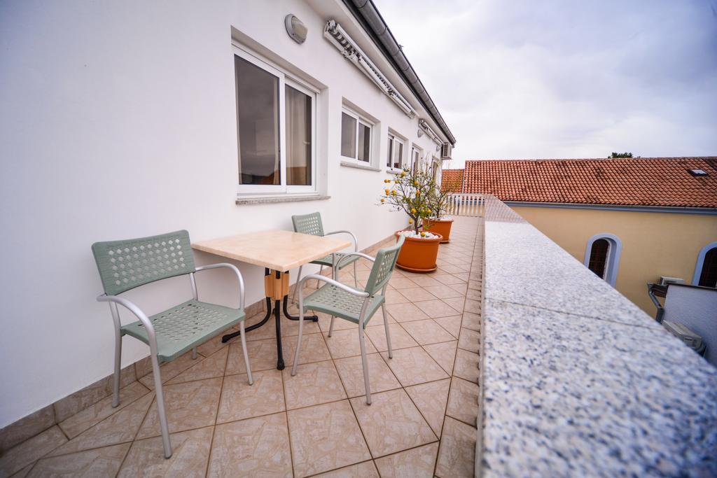 Apartments Dalmacija Starigrad Paklenica Habitación foto