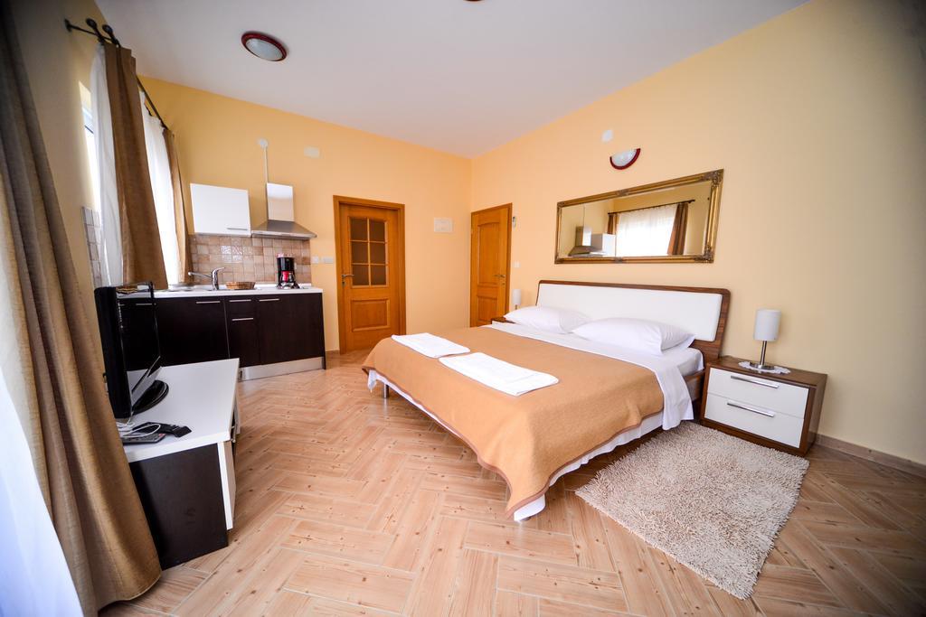 Apartments Dalmacija Starigrad Paklenica Habitación foto