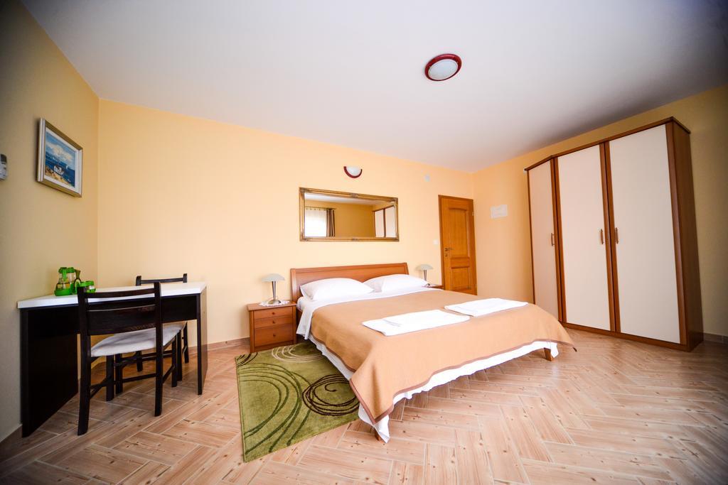 Apartments Dalmacija Starigrad Paklenica Habitación foto